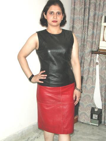 Top(597) deedee black sheep nappa. Skirt(510) in louis and bourdoux sheep nappa
