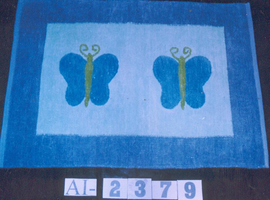 chenille pitloom rug with tuffted heart design