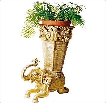 V.FINE ENGRAVED POT ON ELEPHANT