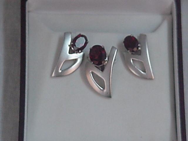 Garnet pendant-set (frosting on it)
