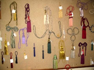 हाथ से बने सामान और अन्य सहायक सामग्री