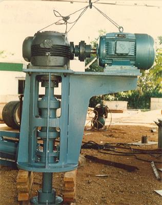 GEAR BOX AND MOTOR ARRANGEMENT FOR THE STINER FOR A REACTOR