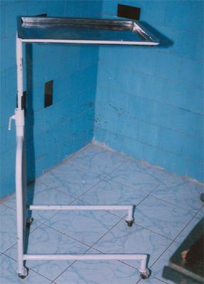 MOVABLE TRAY FOR INSTRUMENTS FOR OPERATION
