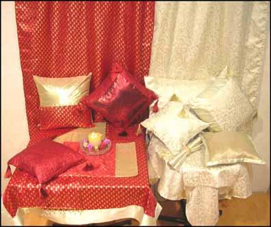 CHRISTMAS TABLE LINEN