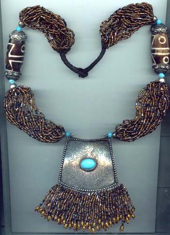 BEADED NECKLACE WITH METAL PENDANT