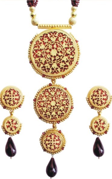 Beautiful Jewellery set with pure gold worked on Glass