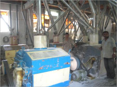 Milling Machine - Steel, 500Kg/Hr Capacity, 3-Phase 440V | Durable Design, Easy Operation, Efficient Milling, Low Maintenance, Consistent Output, Improved Quality