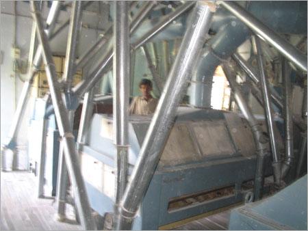 Milling Machine - Steel, 10Ft X 5Ft X 8Ft, 20Kw Power, 1440 Rpm | High Capacity, Durable Design, Easy Operation, Precise Grinding