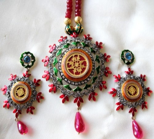 Combination of three art - thewa, minakari, & victorian