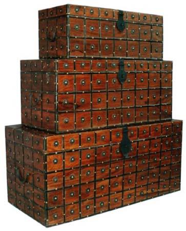 Box with Iron Fitting S/3