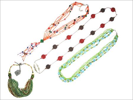 Fashion and Imitation Jewelry - Alloy and Beads, Multicolored, Variable Dimensions | Stylish Adornment, Trendy Design, Versatile Style