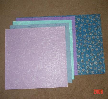 TABLE MET WITH TISSUE PAPER