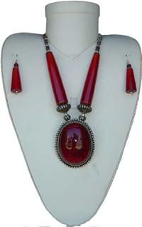 BEADED NECKLACE SET WITH OVAL PENDANT