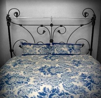 EMBLEM DESIGN DUVET COVER