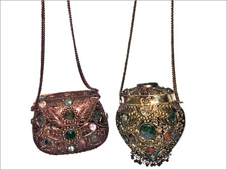 छोटे बॉक्स के साथ धातु का हार