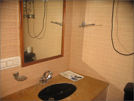 Fully Furnished Hotel Bathroom - Ceramic and Wood, Variable Dimensions, 24/7 Hot and Cold Water | Ready-to-Use, Efficient Design, Integrated Lighting