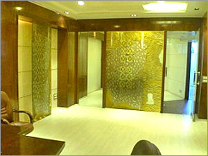 Attractive Illusionary Glass Partition in Office