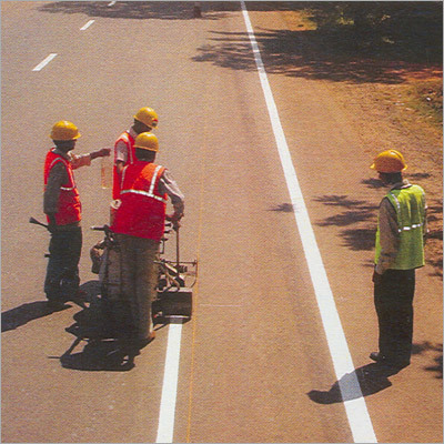 हॉट थर्मोप्लास्टिक ऑपरेटर प्रोपेल्ड रोड मार्किंग मशीन