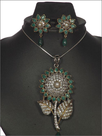 Pendent Set in Metal Studded with Synthec embreald, Pearl And Cubic Zirconia
