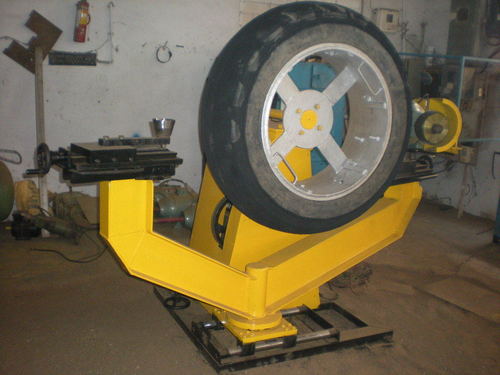 Buffing cum lug cutting machine for tractor tyre