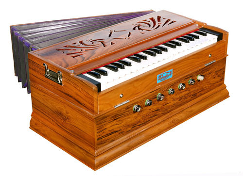 3,5 Octave regular harmonium with 2 sets of reeds.