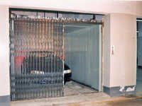 Closed Cabin Car Lift