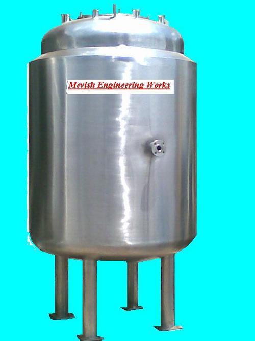 Cryogenic storage tanks