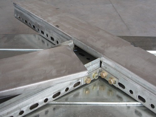 BOX TYPE CABLE TRAY WITH COVER