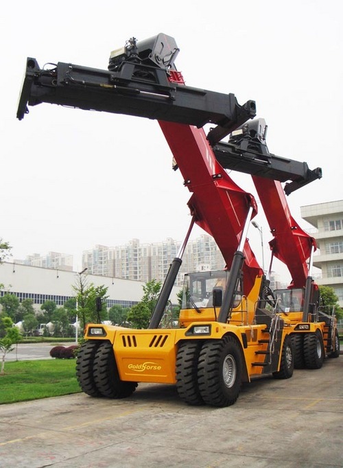 Container Reach-Stacker