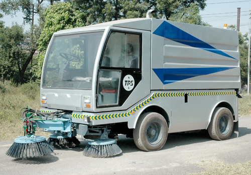 800 L Ride-On Sweeper