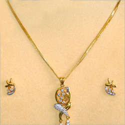 Golden Jewellery - 18K Gold, 40-45cm Chain, 15-20mm Diamond Pendant, Polished Finish, Elegant Design
