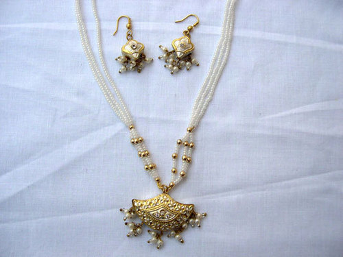 Lac Necklace - Lac Metal, 18 Inches, White, 2x3 cm Pendant, Traditional Style, Elegant Versatile Design
