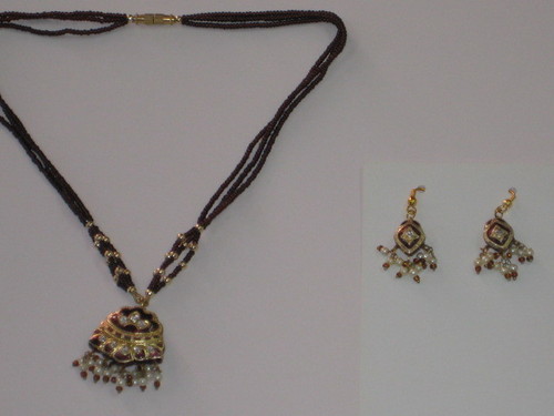 Lac Necklace - Lac Material, 16-18 Inches, Black, 1 Inch Pendant | Elegant Style, Sophisticated, Confidence Boost