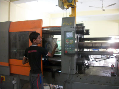 Master 250 Machine - Steel 500x200x300 cm 250 Tons Clamping Force | PLC Based Controller Screw Type Injection Unit Automation Ready
