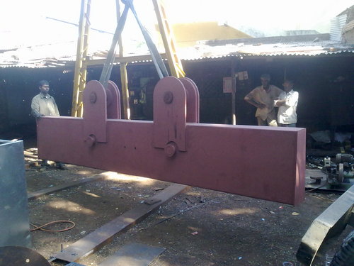 Heavy lifting booms