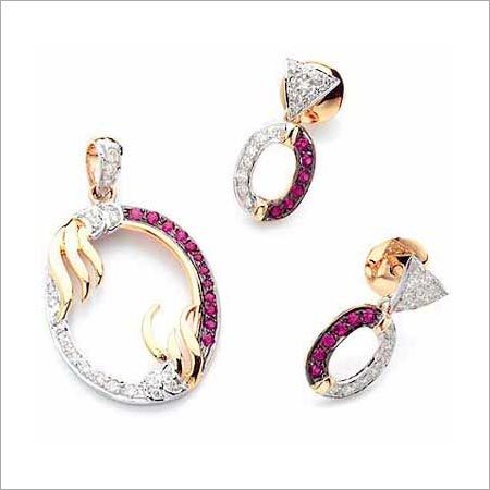 Elegant Diamond Weight Pendant Set