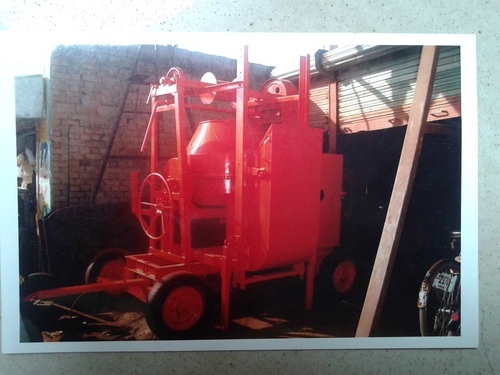 CONCRETE MIXER MACHINE WITH LIFT
