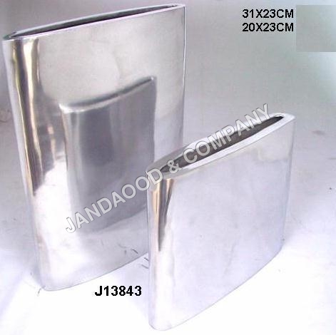 Aluminium vase with mirror polish finish