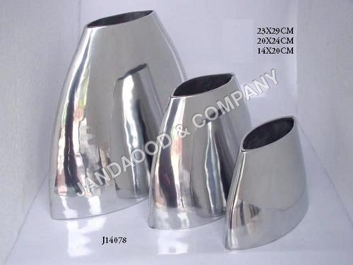 Aluminium vase with mirror polish finish