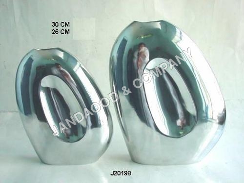 Aluminium vase with mirror polish finish