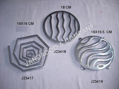 Aluminium trivets with mirror polish