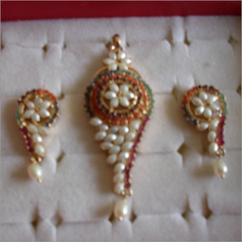   	Designer Artificial Earring