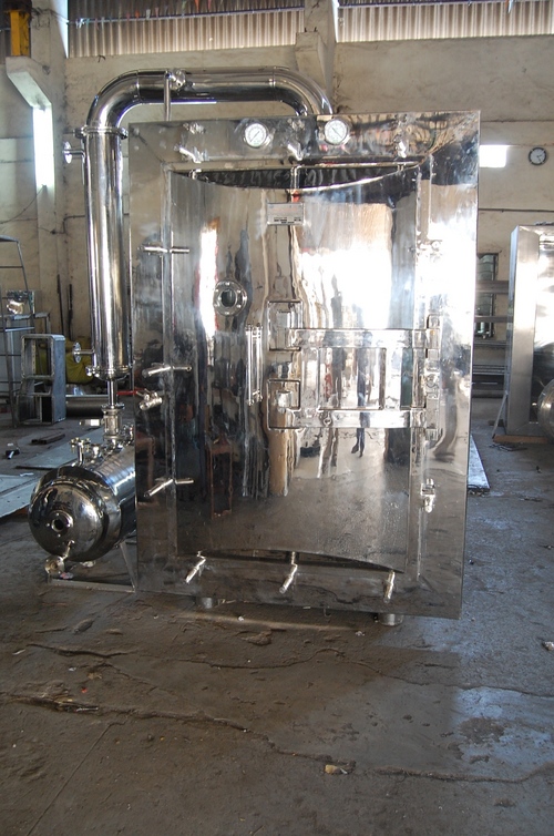 VACUUM TRAY DRYER