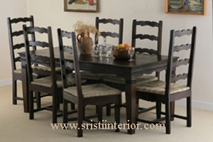 लकड़ी की डाइनिंग टेबल