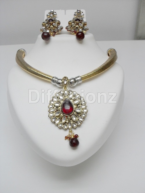 Broch of kundan with white in between maroon polki