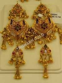 Earrings extravagantes do ouro