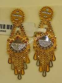 Earrings do ouro das senhoras