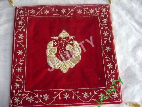 दीवार पे लटका हुआ