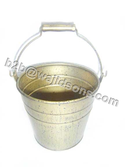 जस्ती धातु बाल्टी