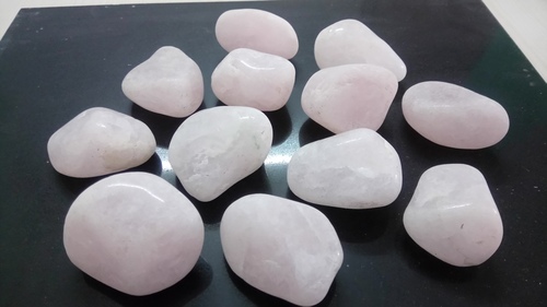 Light rose quartz premium quality round machine polished pebbles stone for export